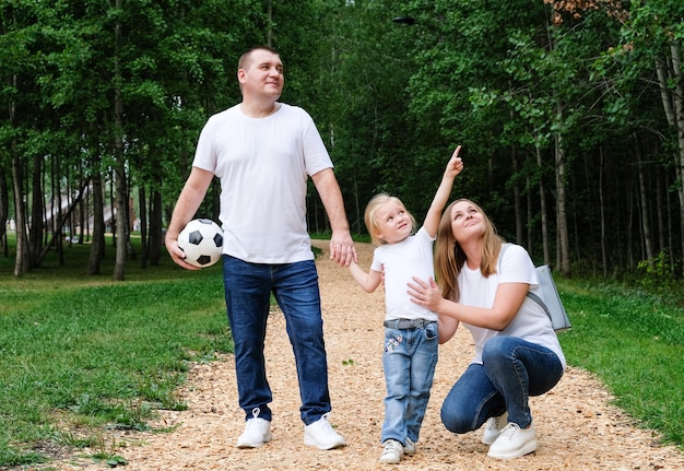 Pai, mãe e filha em um passeio no parque