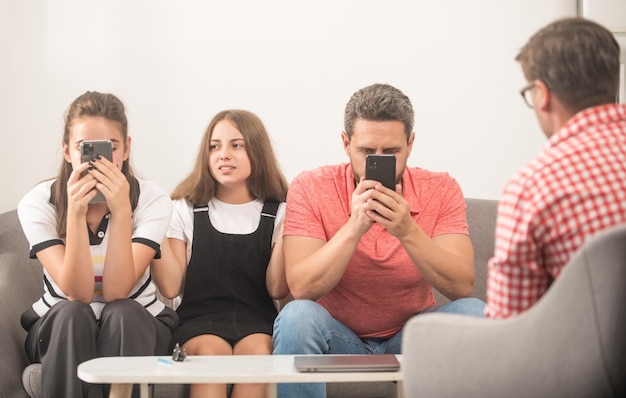 Foto pai, mãe e filha, na sessão de psicólogo, terapia familiar, pais com criança, conversam com assistente social, telefone, mãe, pai e filha, seguro de vida e adoção, reunião de pais e professores