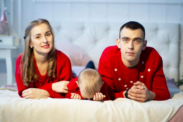 Pai mãe e filho cansado na época do Natal.