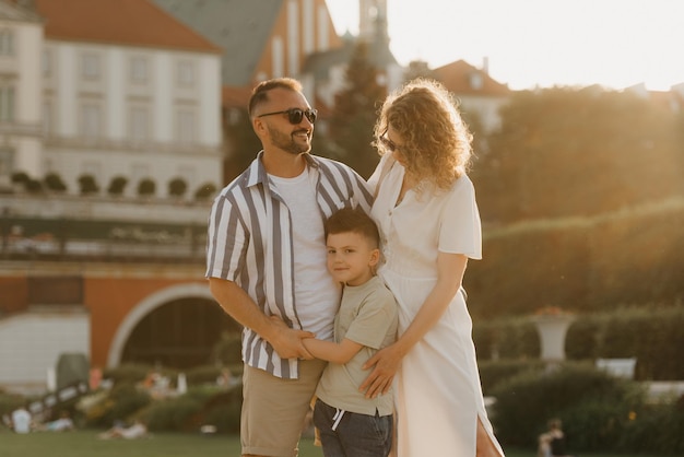 Pai mãe e filho estão se divertindo em uma antiga cidade europeia Família feliz