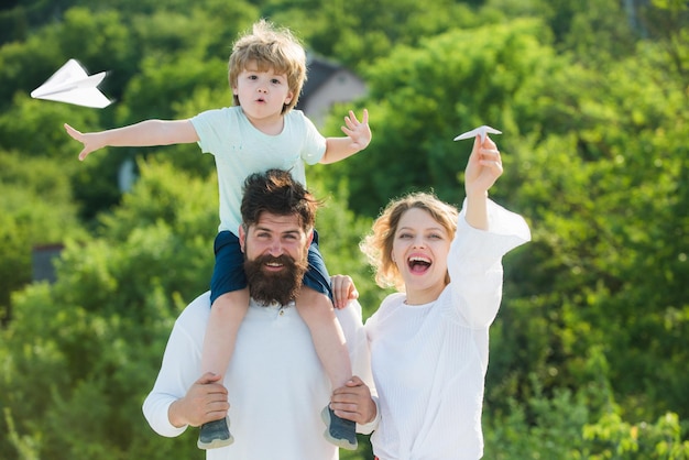 Pai mãe e filho no parque pai mãe e filho se divertindo e brincando na natureza feliz amor