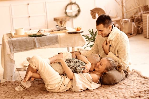 Pai, mãe e filho pequenos se divertem brincando