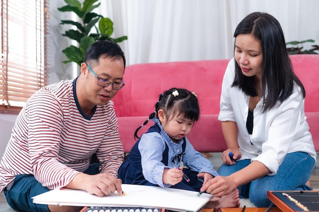 Pai mãe filha família feliz com filhas brincando em casa e fim de semana para a família