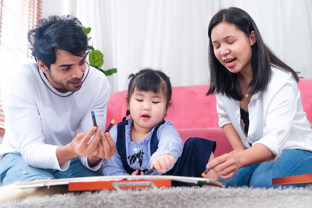 Pai mãe filha família feliz mãe pai filho filha em casa