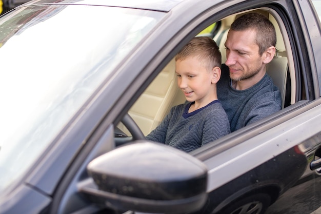 Pai mostra ao filho pequeno como dirigir um carro