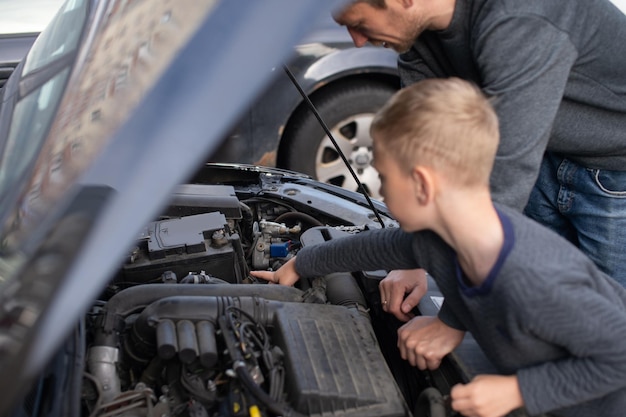 Pai mostra seu filho feliz como o carro funciona