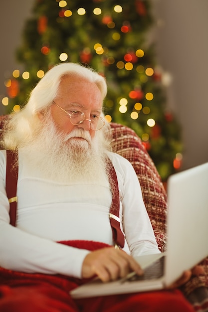 Pai natal digitando no laptop