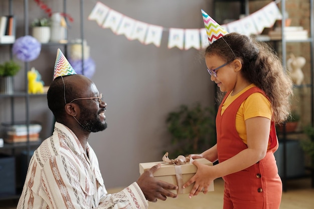 Pai parabenizando sua filha com aniversário