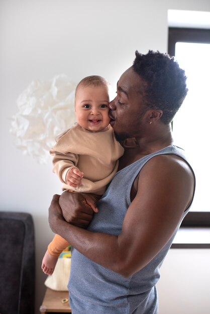 Foto pai passando tempo com seu bebê negro