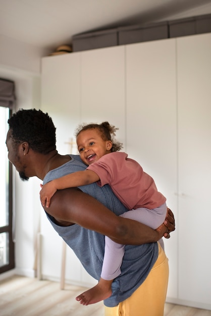 Foto pai passando tempo com seu bebê negro