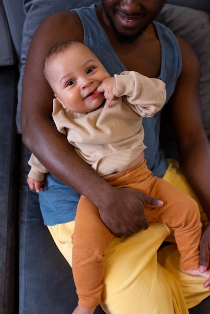 Foto pai passando tempo com seu bebê negro