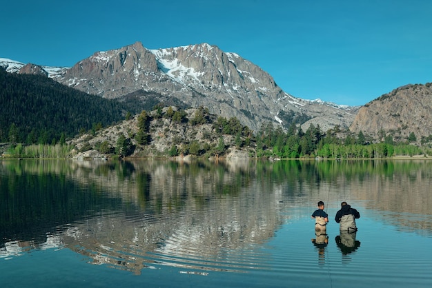 Pai pescando com filho no lago em yosemite.