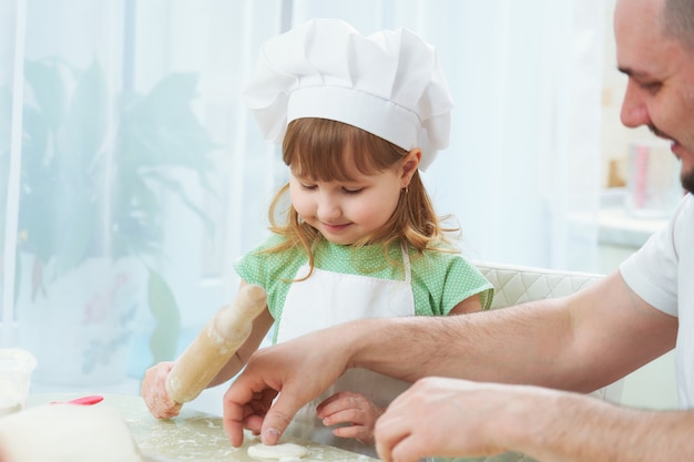 Pai preparando comida com minha filha