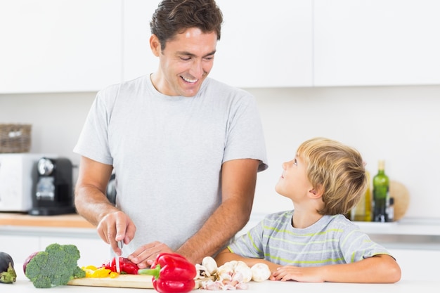 Pai preparando vegetais com filho