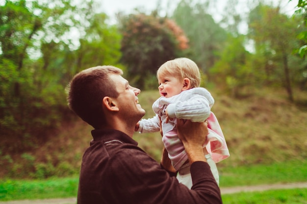 Pai que prende seu bebê em seus braços