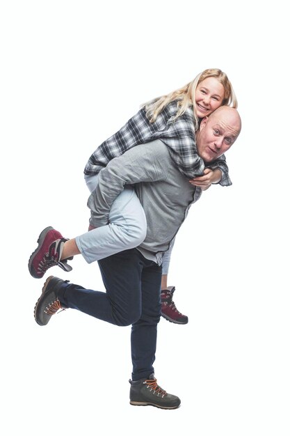 Foto pai rindo e filha adulta estão brincando uma jovem loira bonita nas costas de um homem careca amor e ternura isolados em um fundo branco vertical de altura total