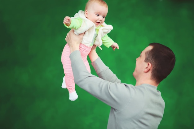 Pai saudável joga sua filha pequena