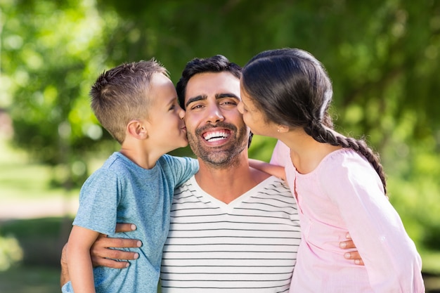 Pai se divertindo com seu filho e filha no parque