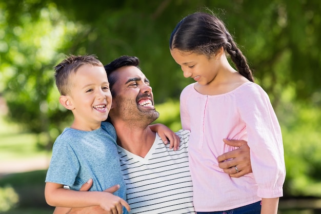 Pai se divertindo com seu filho e filha no parque