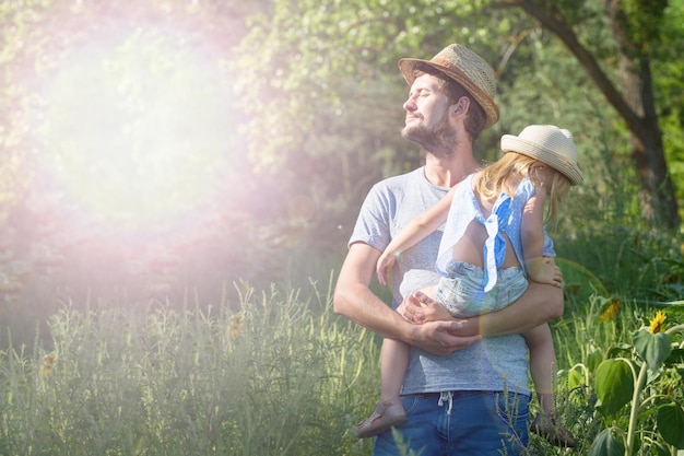 Pai segura sua filha nas mãos Viagem ao campo