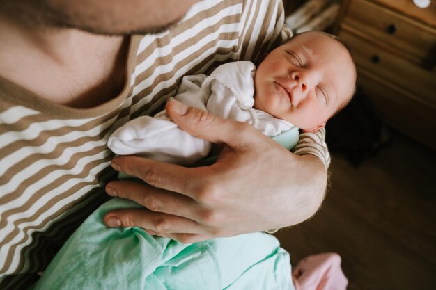 Pai segura um bebê em seus braços