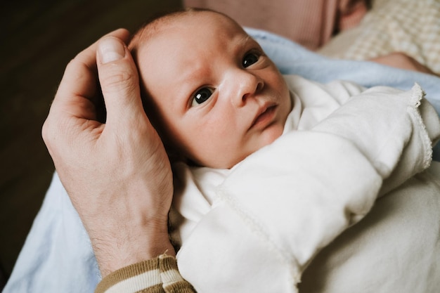 Pai segura um bebê em seus braços