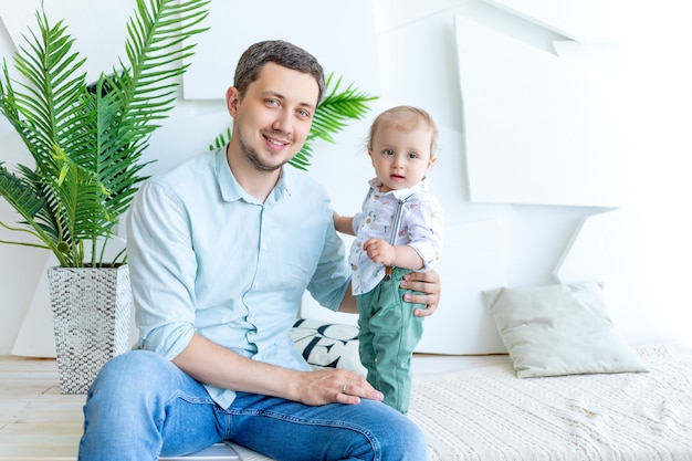 Pai segura uma criança nos braços, o conceito de família feliz, dia dos pais, relacionamento pai-filho