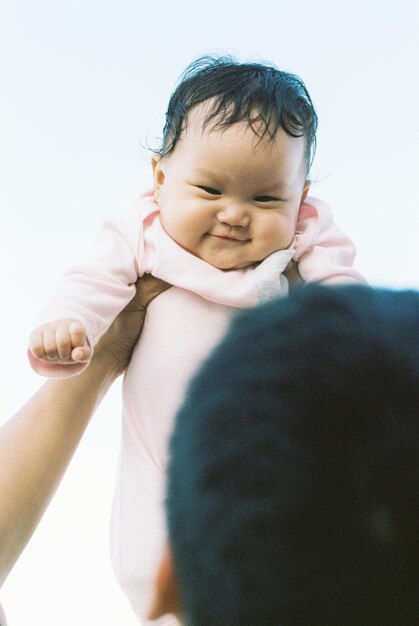 Foto pai segurando a menina