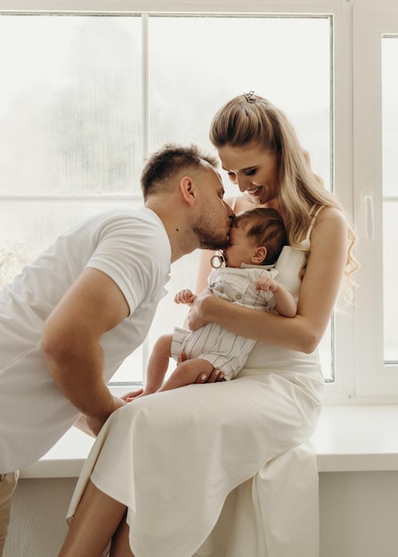 Pai segurando bebê retrato de família feliz conceito de família feliz