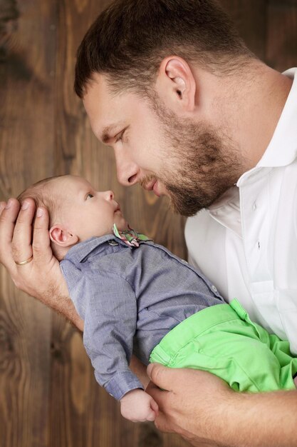 Pai segurando seu bebê recém-nascido