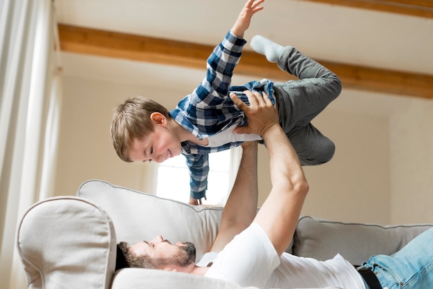 Pai segurando seu filho no ar