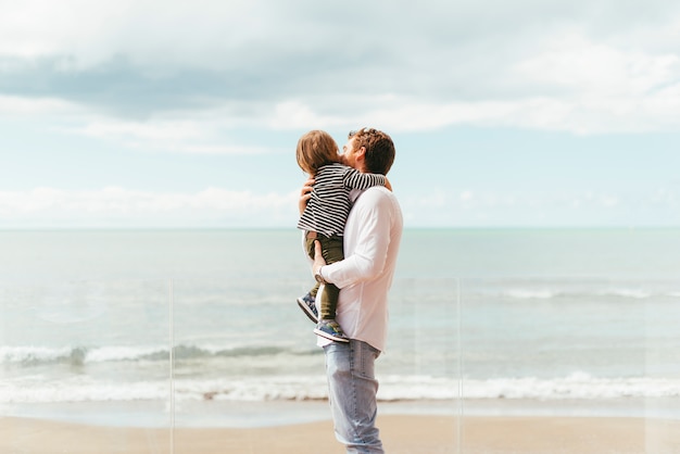 Foto pai, segurando, toddler, filho, ligado, litoral
