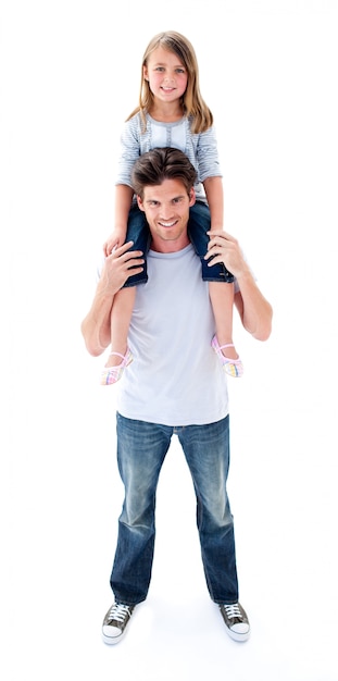 Pai sorrindo dando a sua filha um passeio pegajoso