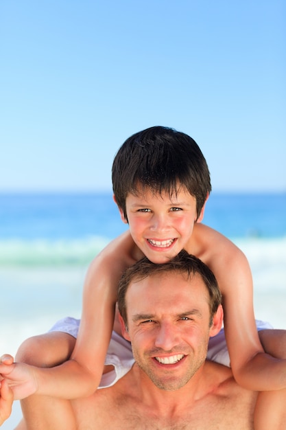 Pai tendo um filho na praia