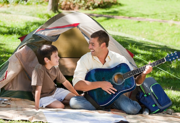 Pai tocando guitarra com seu filho