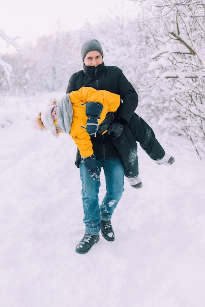 Foto pai transforma a criança no estilo de vida de inverno a relação do pai caminhadas de inverno