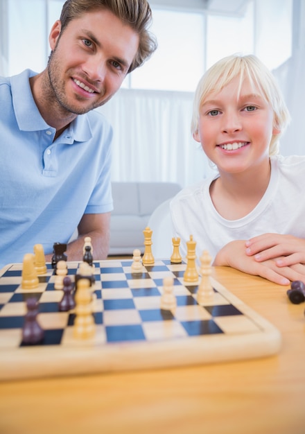 Foto pai, xadrez jogando, com, seu, pequeno menino