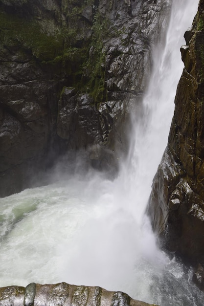 Pailon del Diablo Mountain River und Wasserfall in den Anden Banos