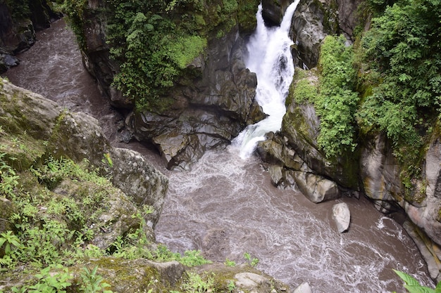 Pailón del Diablo Río de montaña y cascada en los Andes Baños