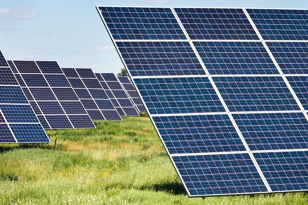 Painéis de células solares no campo contra o fundo do céu azul. sistema fotovoltaico alternativo que produz energia solar ecologicamente correta. conceito de problemas ecológicos, espaço de cópia