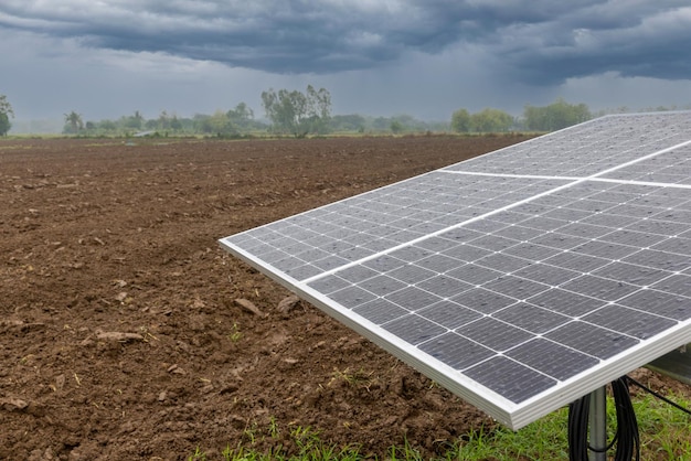 Painéis de energia solar fotovoltaica em fazenda nas estações chuvosas Gotas de chuva de água no vidro da célula