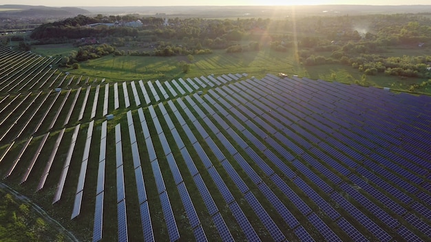 Painéis de estação de energia solar de ecologia nos campos energia verde no ambiente de natureza de inovação elétrica de paisagem do sol.