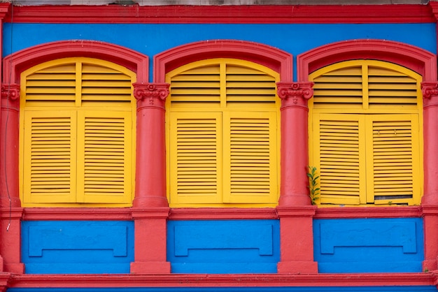 Foto painéis de janela de madeira colonial vintage