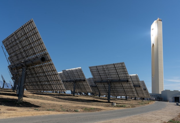 Foto painéis fotovoltaicos na estação de energia solar ps10 em sanlucar la mayor, sevilha, espanha
