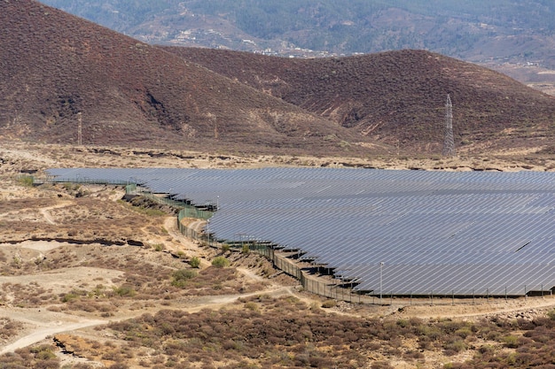 Painéis solares azuis na usina fotovoltaica fazenda futuro inovação conceito de energia fundo de céu azul claro Granadilla Tenerife