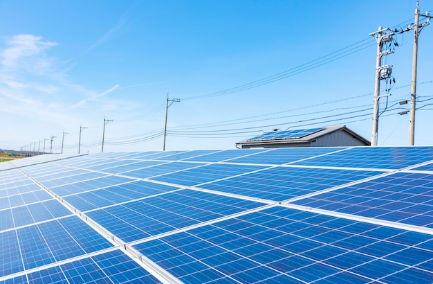 Foto painéis solares (célula solar) em fazenda solar com céu azul e sol iluminação