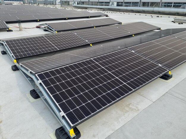 Painéis solares cobrindo o telhado do edifício industrial no campo