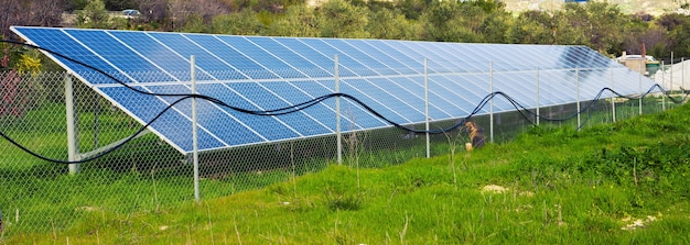 Painéis solares colocados num prado rural.