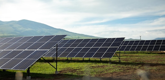 Painéis solares com céu azul