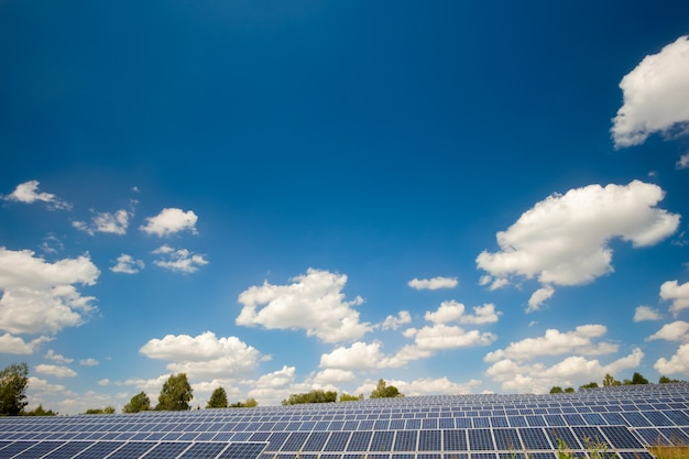 Painéis solares com fundo de céu azul